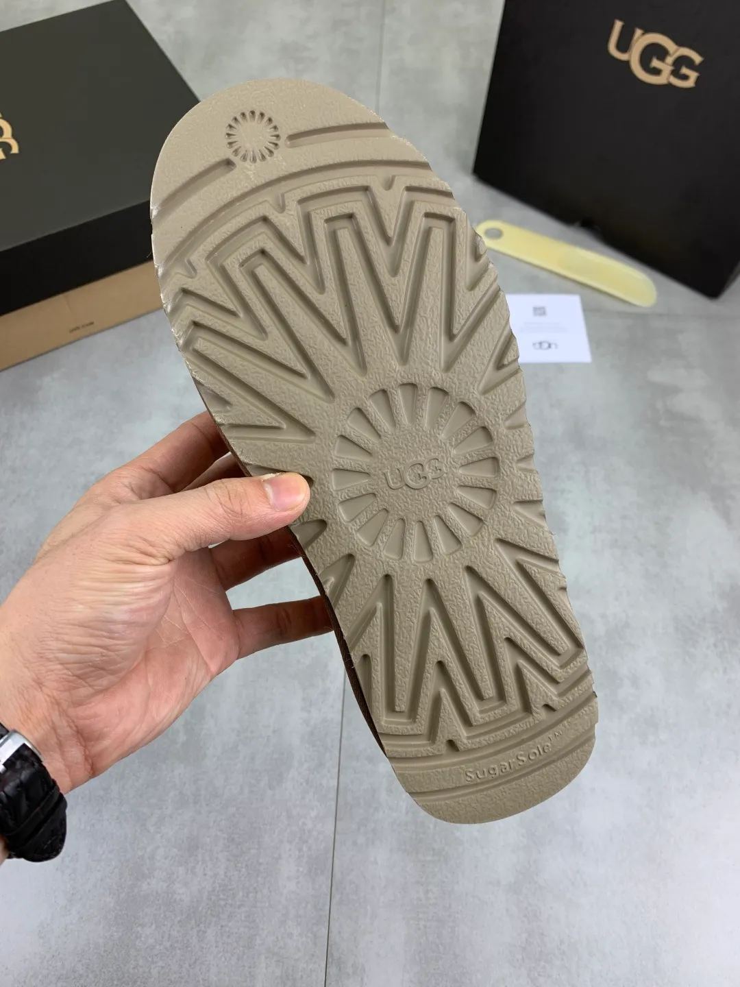 Men's shoes 💰P480 [New model] low-cut popular style 💰 versatile casual wool shoes 🆘 "Real Wool" [UGG] 👉 Popular men's shoes official website synchronization 🔰Quality [proud] is not comparable to the imitations in the general market 🌀The upper is imported Italian frosted cowhide, and the lining: foot pads 🅰️grade 🐑real wool👻Only Grade A can show the effect It feels smooth and delicate 🔱The shoe shape is grand, only the factory can do it 🎄The perfect toughness of the original outsole 👻⬛️ allows customers to say goodbye to one-time consumption. It is made of real wool and is super warm. 3⃣️colors available Size male: 39-45